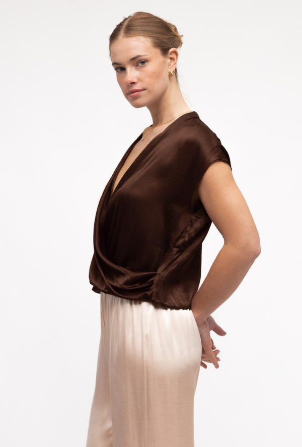Lara Cross Over Blouse S/Less - Chocolate
